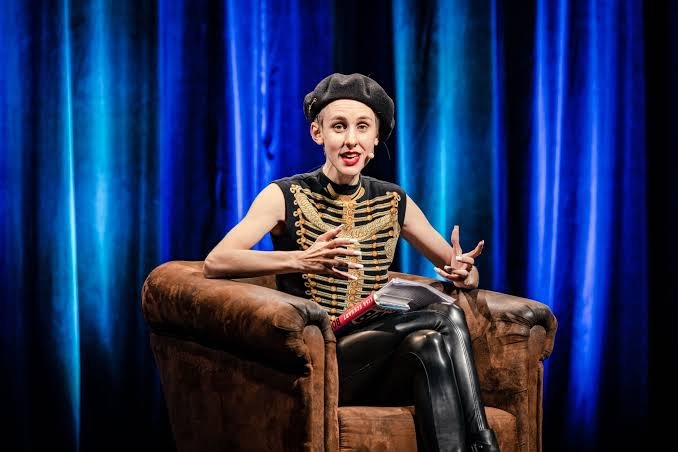 Lisa Eckhart Größe und Gewicht: Fakten, Körpermaße und Wissenswertes über die Kabarettistin
